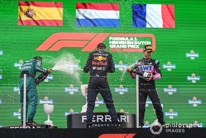 Fernando Alonso, Aston Martin F1 Team, 2ª posición, Max Verstappen, Red Bull Racing, 1ª posición, Pierre Gasly, Alpine F1 Team, 3ª posición, spray de Champagne en el podio.