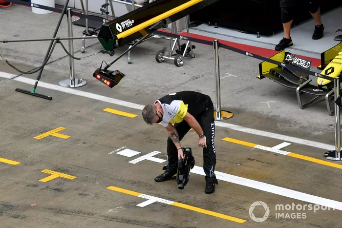 El equipo Renault seca el pit lane