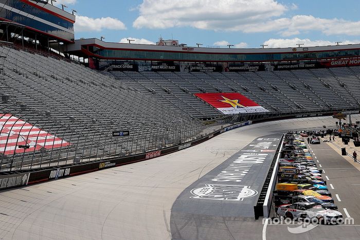 Los autos se alinean en la parrilla