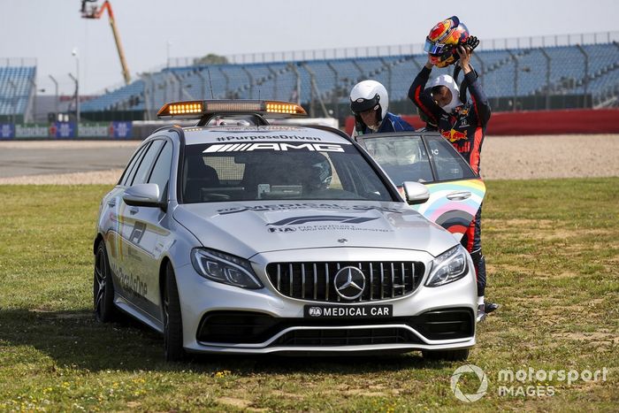 Alex Albon, Red Bull Racing RB16 entra en el coche médico después de chocar
