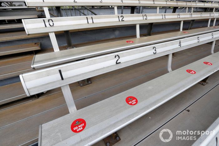 Stickers de distanciamiento social en el lugar en caso de que se permitiera a los fans asistir.