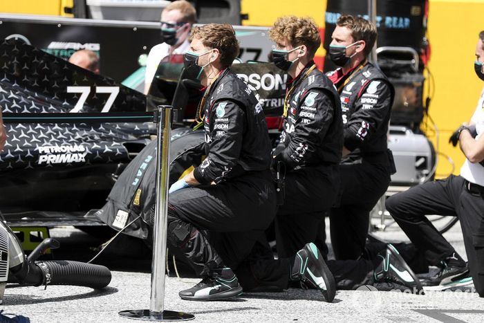 Los mecánicos del Mercedes se ponen de rodillas en la parrilla