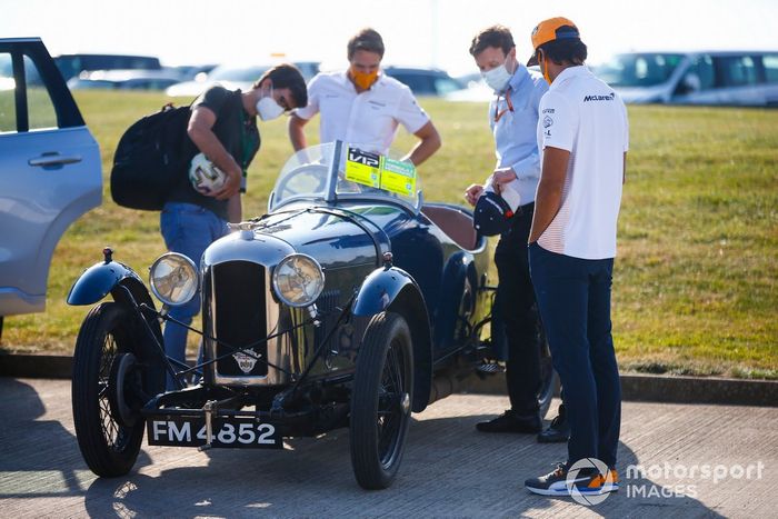 Stuart Pringle, director del circuito de Silverstone y Carlos Sainz Jr., McLaren 