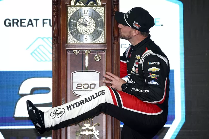 Winner Daniel Hemric, McAnally-Hilgemann Racing