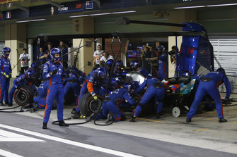 Pierre Gasly, Toro Rosso STR13, pit stop