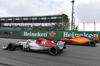 Charles Leclerc, Sauber C37 en Fernando Alonso, McLaren MCL33