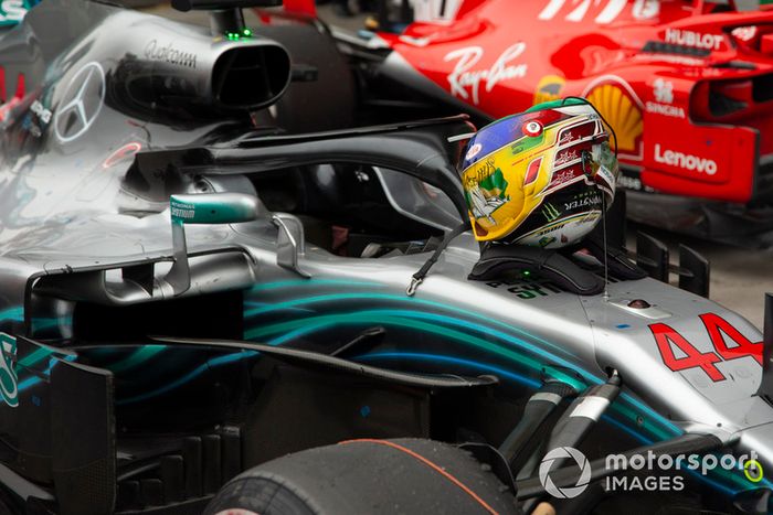 Casco de Lewis Hamilton, Mercedes AMG F1 W09 EQ Power+ in Parc Ferme 