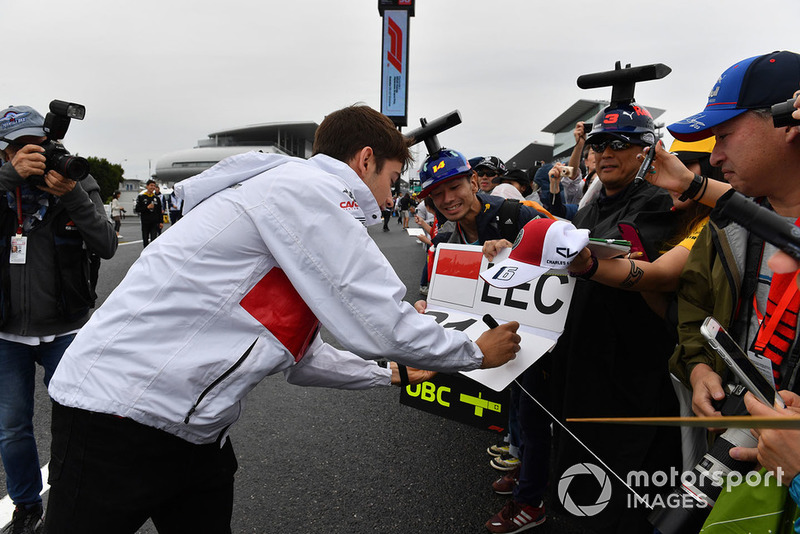 Charles Leclerc, Sauber signs autographs for the fans