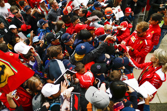 Sebastian Vettel, Ferrari, signe des autographes pour les fans