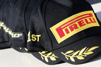 Pirelli galibiyet şapkası