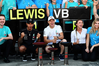 Lewis Hamilton, Mercedes AMG F1 et Valtteri Bottas, Mercedes AMG F1, fêtent la victoire de l'équipe