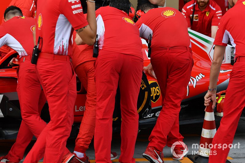 Charles Leclerc, Ferrari SF71H con i meccanici Ferrari e una parte della carrozzeria mancante