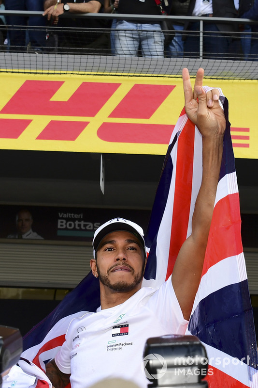 Lewis Hamilton, Mercedes AMG F1 celebra con el equipo