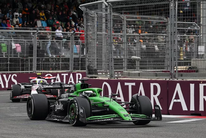 Nico Hulkenberg, Sauber, Oliver Bearman, Haas F1 Team