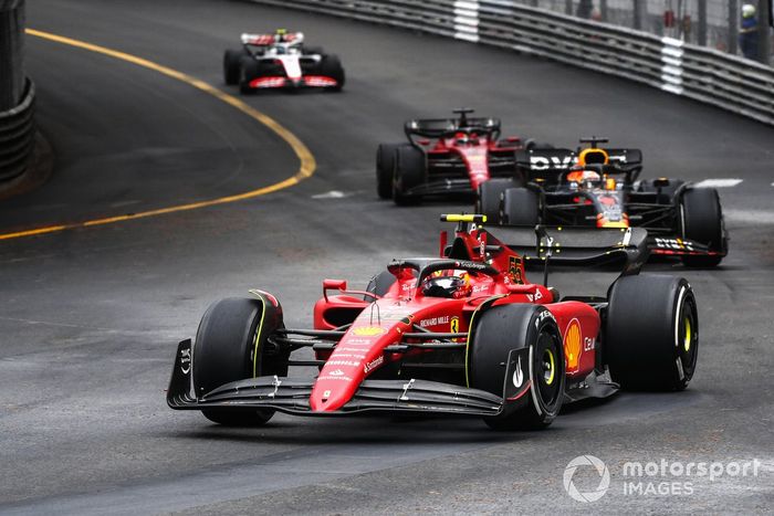 Carlos Sainz, Ferrari F1 75, Max Verstappen, Red Bull Racing RB18, Charles Leclerc, Ferrari F1 75