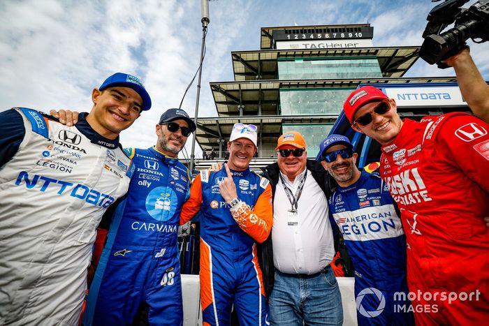 El ganador de la pole Scott Dixon, Chip Ganassi Racing Honda celebra su premio de la pole, Alex Palou, Chip Ganassi Racing Honda, Jimmie Johnson, Chip Ganassi Racing Honda, Tony Kanaan, Chip Ganassi Racing Honda, Marcus Ericsson, Chip Ganassi Racing Honda, Chip Ganassi