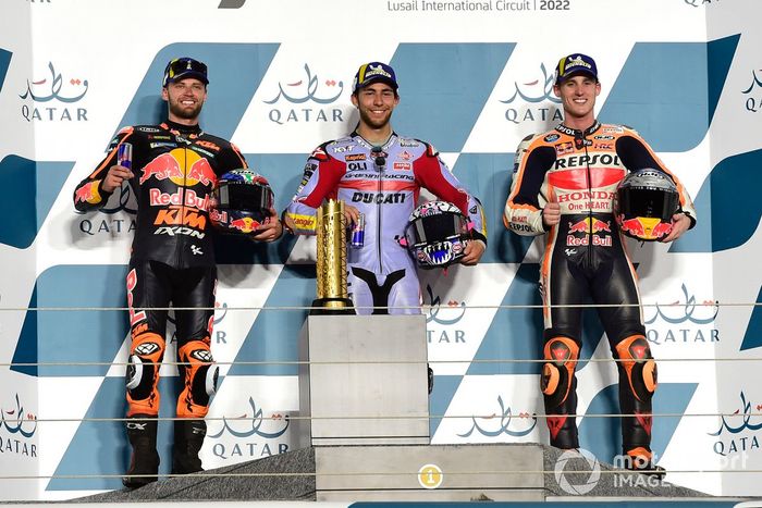 Podio: Ganador de la carrera Enea Bastianini, Gresini Racing, segundo Brad Binder, Red Bull KTM Factory Racing, tercero Pol Espargaro, Repsol Honda Team