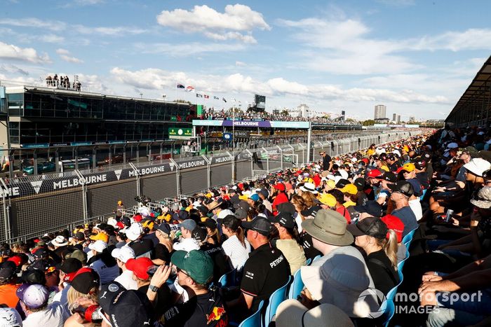 Los aficionados siguen la carrera desde las tribunas
