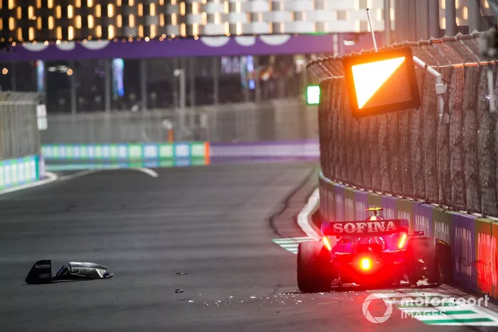 Nicholas Latifi, Williams FW44, se retira tras chocar con el muro