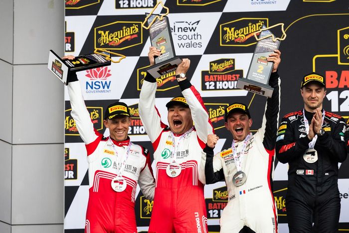 #86 High Class Racing Porsche 911 GT3 R: Dorian Boccolacci, Anders Fjordbach, Kerong Li