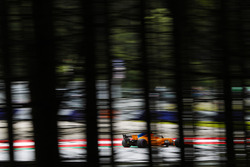 Stoffel Vandoorne, McLaren MCL33, strikes up sparks