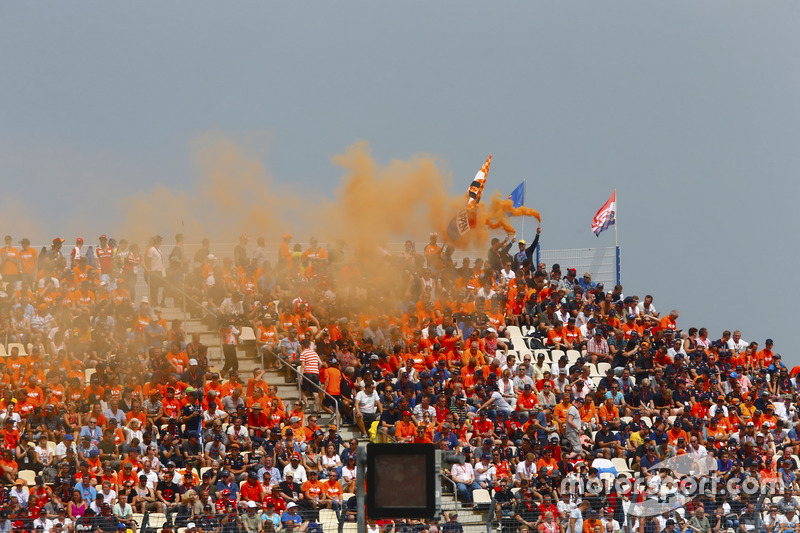 Los fanáticos holandeses encendieron bengalas en una tribuna