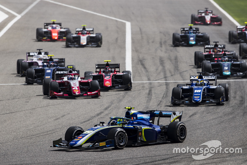 Lando Norris, Carlin, leads Sergio Sette Camara, Carlin and the rest of the field at the start of the race