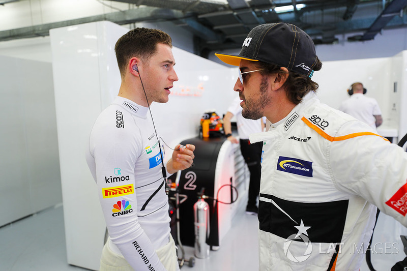 Stoffel Vandoorne, McLaren, parle avec Fernando Alonso, McLaren