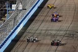 Josef Newgarden, Team Penske Chevrolet passe Robert Wickens, Schmidt Peterson Motorsports Honda pour la tête