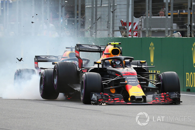 Max Verstappen, Red Bull Racing RB14 et Daniel Ricciardo, Red Bull Racing RB14 se crashent