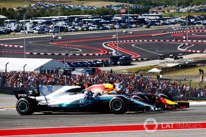 Valtteri Bottas, Mercedes AMG F1 W08, y Daniel Ricciardo, Red Bull Racing RB13