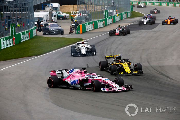 Sergio Perez, Force India VJM11, se va a la hierba tras tocarse con Carlos Sainz 