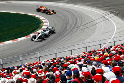 Valtteri Bottas, Mercedes AMG F1 W09, voor Max Verstappen, Red Bull Racing RB14