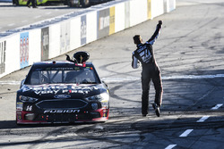 Clint Bowyer, Stewart-Haas Racing, Ford Fusion Haas Automation Demo Day, celebra después de ganar