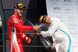 Podio: segundo lugar Lewis Hamilton, Mercedes-AMG F1, ganador de la carrera Sebastian Vettel, Ferrari