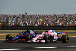 Pierre Gasly, Scuderia Toro Rosso STR13 ve Sergio Perez, Force India VJM11
