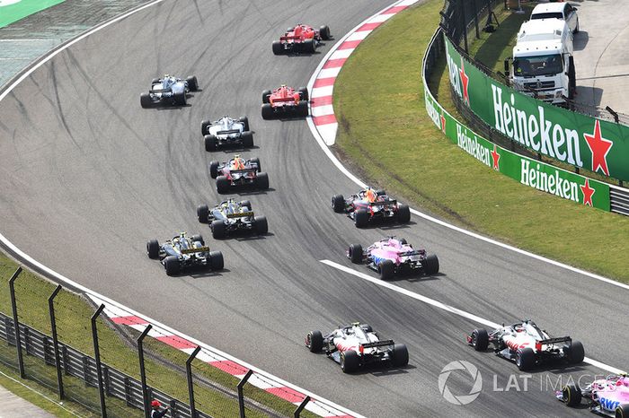 Sebastian Vettel, Ferrari SF71H y Kimi Raikkonen, Ferrari SF71H al frente tras la salida