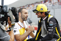 Cyril Abiteboul, Director General, Renault Sport F1 Team, entrevista a Carlos Sainz Jr., Renault Sport F1 Team, en la parrilla