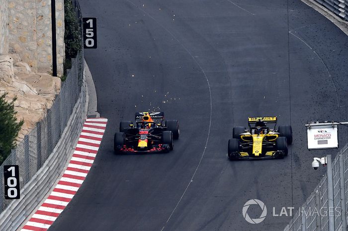 Max Verstappen, Red Bull Racing RB14 y Carlos Sainz Jr., Renault Sport F1 Team R.S. 18 batalla