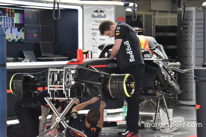 Miembros del equipo Red Bull Racing en el trabajo