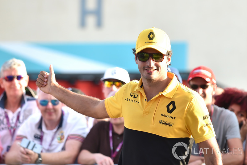 Carlos Sainz Jr., Renault Sport F1 Team signs autographs for the fans