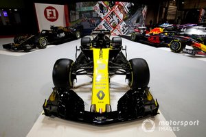 Un Renault R.S.19 en el stand de F1 Racing