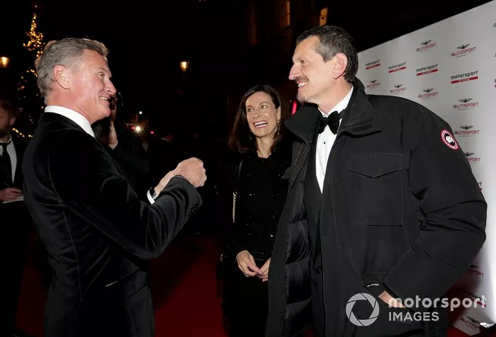 Presentatore David Coulthard, con Guenther Steiner, Team Principal, Haas F1