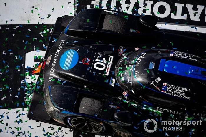 #10 Wayne Taylor Racing Cadillac DPi: Renger Van Der Zande, Ryan Briscoe, Scott Dixon festeggiano la vittoria