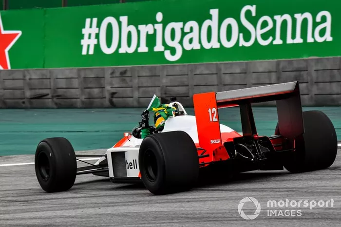 Bruno Senna conduce el McLaren MP4/4