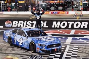 Race winner Kevin Harvick, Stewart-Haas Racing, Ford Mustang