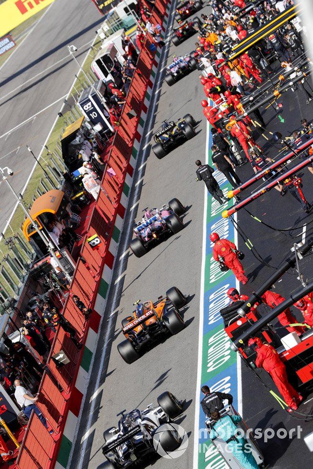 Daniil Kvyat, AlphaTauri AT01, Lando Norris, McLaren MCL35, Sergio Pérez, Racing Point RP20 en pit lane