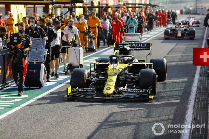 Daniel Ricciardo, Renault F1 Team R.S.20, Alex Albon, Red Bull Racing RB16, fuera de los pits para el reinicio