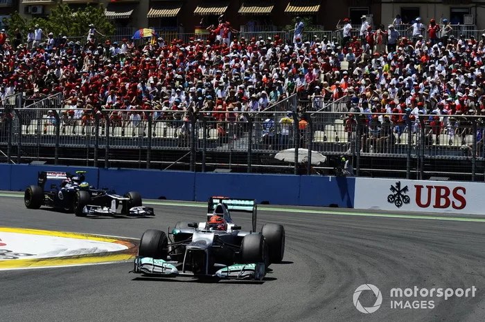 Michael Schumacher, Mercedes AMG F1 W03, lidera sobre Bruno Senna, Williams FW34