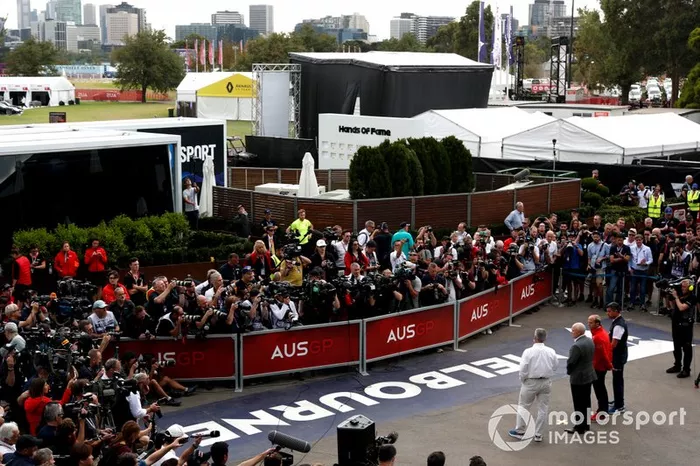 Todos los medios que cubrían el evento atienden las explicaciones de la cancelación del GP de Australia